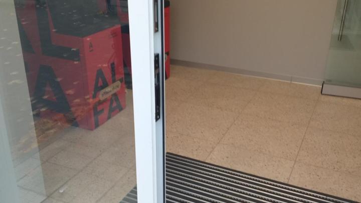 Банкомат у входной группы