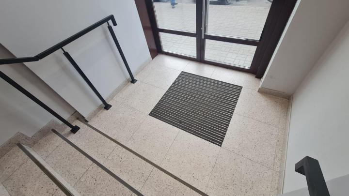 Входная группа со стороны офиса