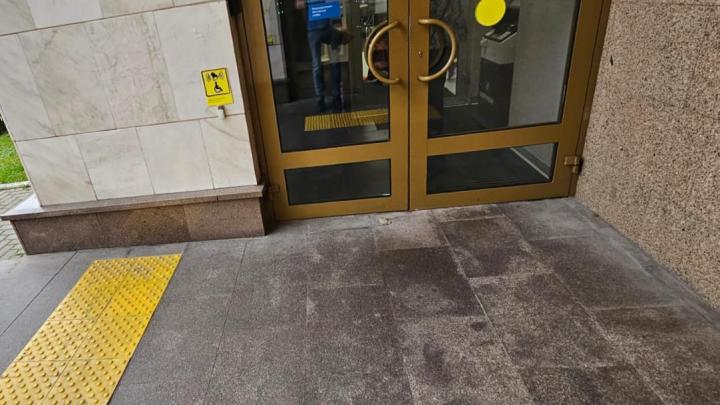 Офис АО "ГПБ" банка, расположенного по адресу: г. Москва, Цветной бульвар, д. 2.