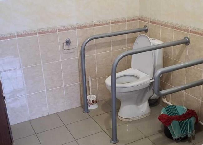Туалет центра социального обеспечения до проведения мероприятий по адаптации для инвалидов