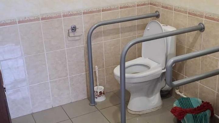 Туалет центра социального обеспечения до проведения мероприятий по адаптации для инвалидов