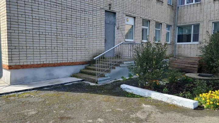 Вход в медицинский блок ЦСПСиД до проведения мероприятий по адаптации для инвалидов