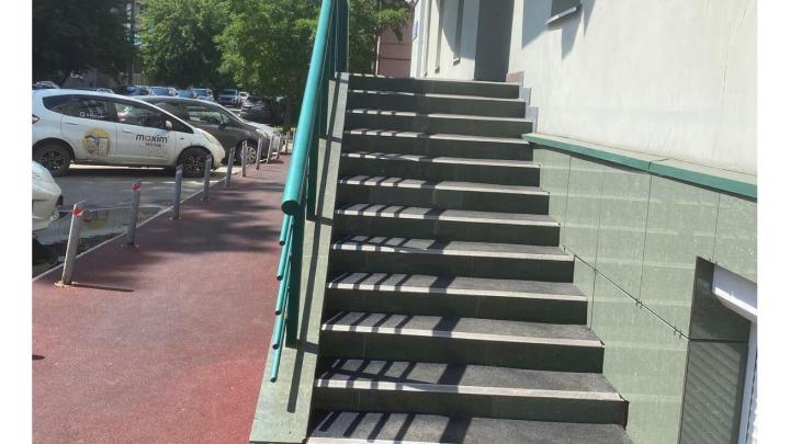 Исследование объекта на предмет доступности. Левая часть лестницы ПСБ банка.