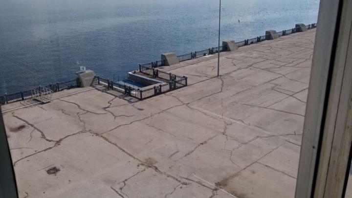 Вид со второго этажа порта на выход к пирсу, где будет устанавливаться подъемник для маломобильных групп населения