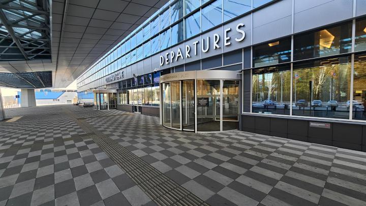 Входная группа ООО «Аэропорт Емельяново» г. Красноярска