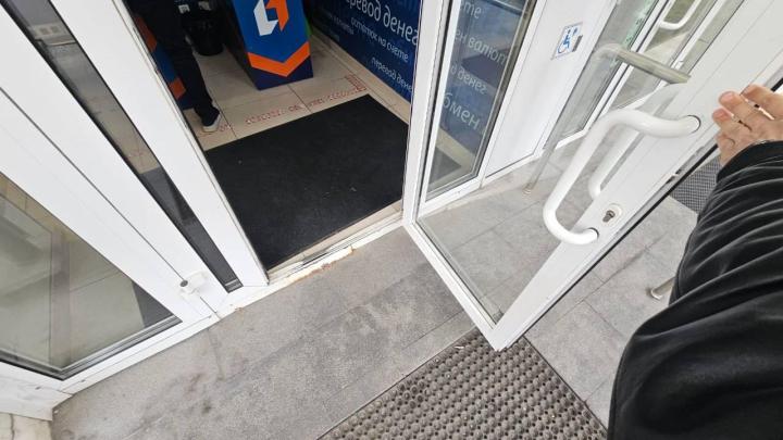 Входная группа отделения банка