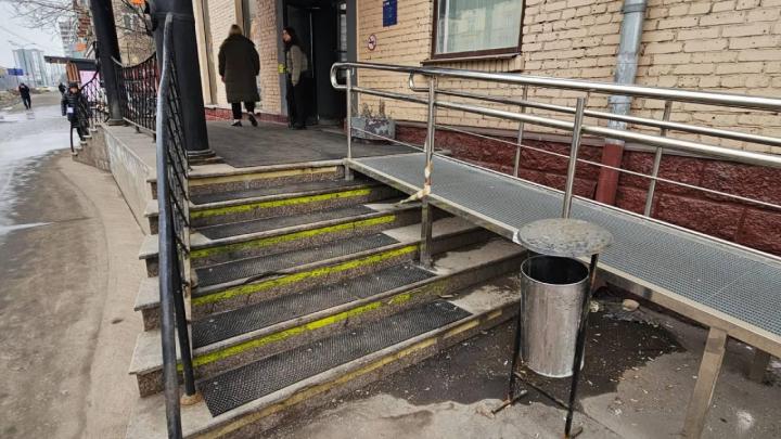 Входная группа отделения банка