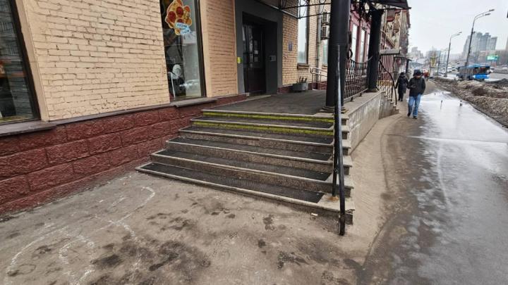 Входная группа отделения банка