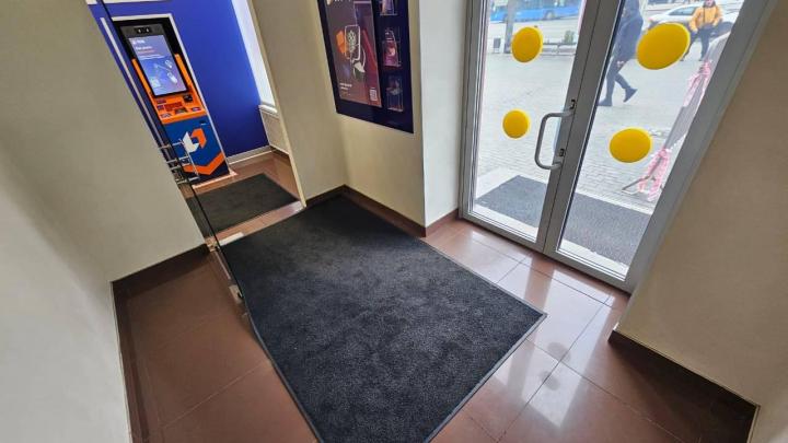 Входная группа отделения банка