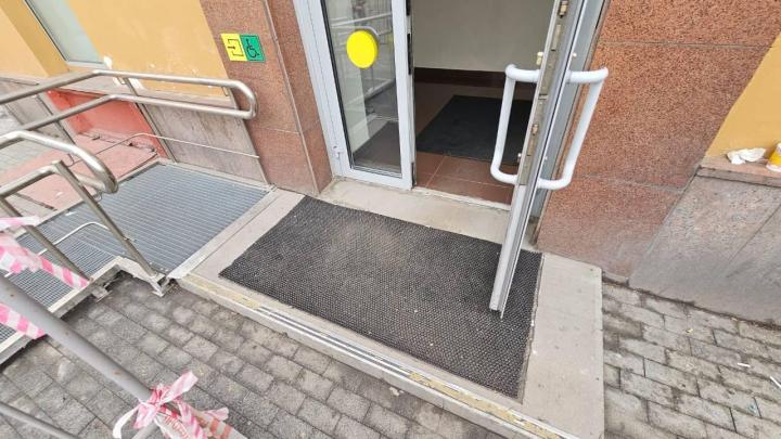 Входная группа отделения банка