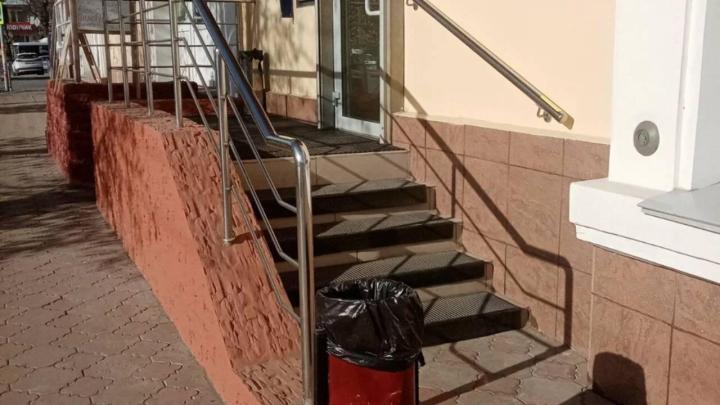 Входная группа отделения банка