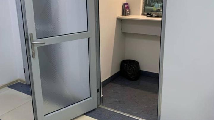 Дверной проем в кассу отделения