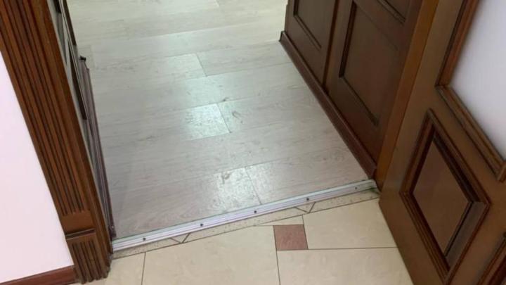 Дверной проем в операционном зале