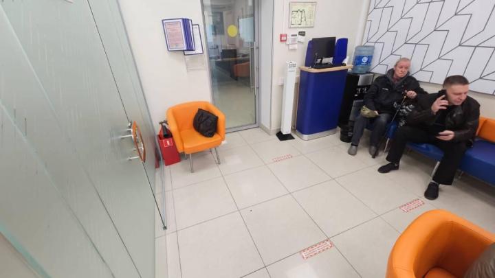 Дверной проем в операционном зале