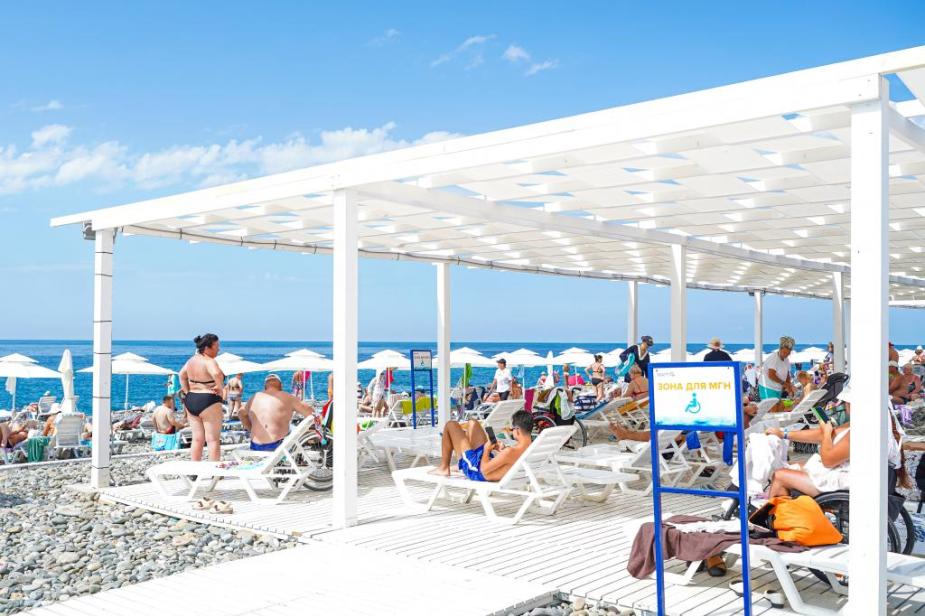 На берегу организована отдельная просторная площадка с аэрарием и кабиной для переодевания с увеличенным проемом