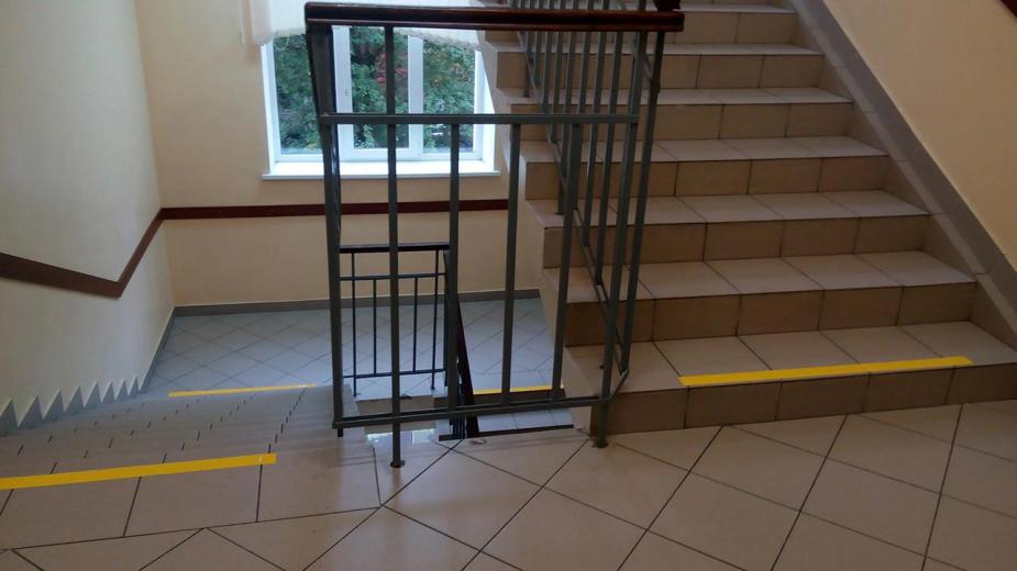 Желтый цвет используется при маркировке ступеней лестниц