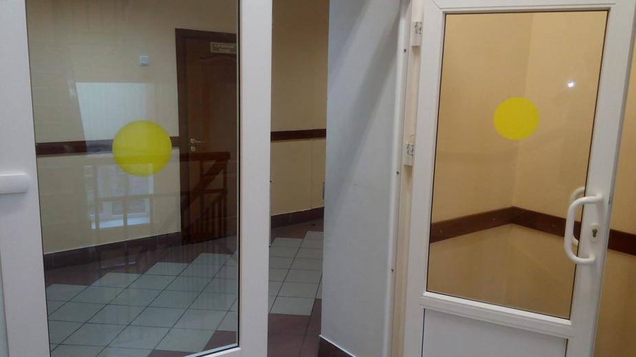 Стеклянные двери без маркировки желтым цветом представляют серьезную угрозу для слабовидящих людей