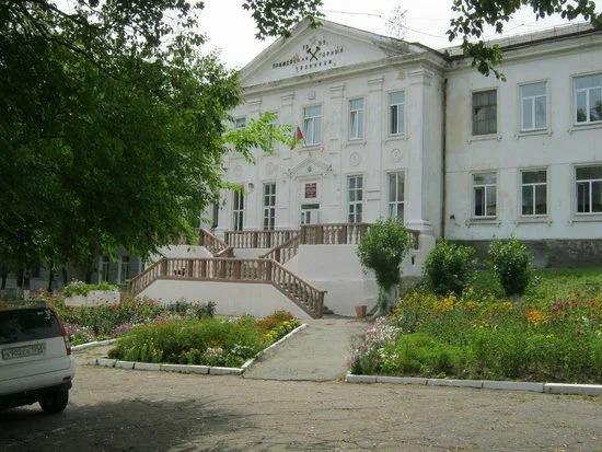 Входная группа Приморского многопрофильного колледжа