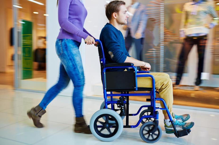 Для удобства МГН в ТЦ могут предоставляться облегченные и заниженные тележки