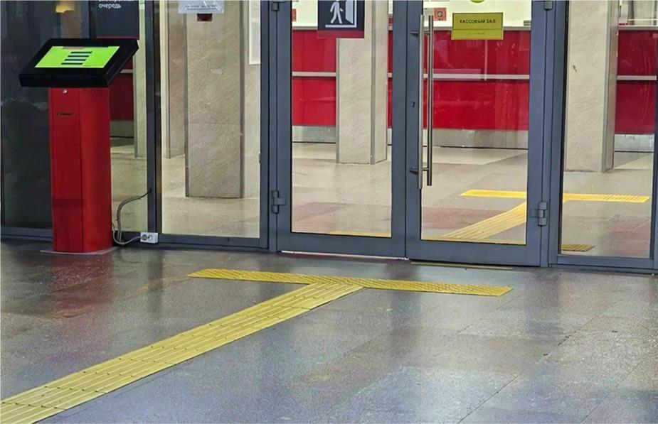 Направление плитки с тремя продольными рифами указывает направление безопасного движения