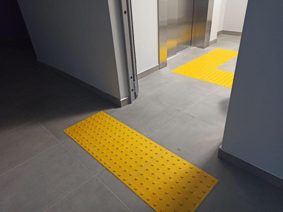 Контрастные элементы доступной среды должны гармонично сочетаться с другими оборудованием, создающим инклюзию