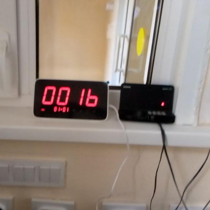 Дополняют систему тактильно-визуальные настенные таблички с выпуклым текстом и шрифтом Брайля