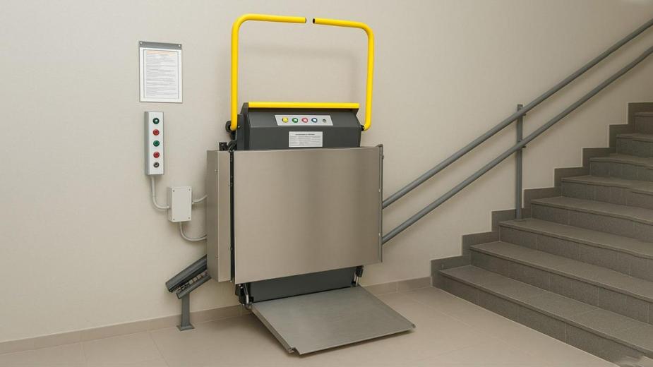 Наклонные подъемники нередко устанавливаются внутри исторических зданий, в которых не предусмотрены лифтовые шахты