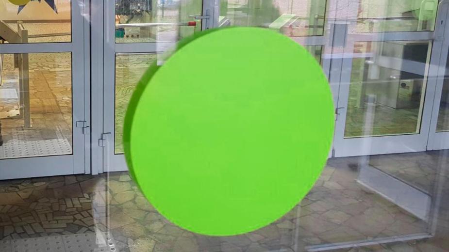 Контрастная маркировка стеклянных дверей – обязательный элемент доступной среды на объекте