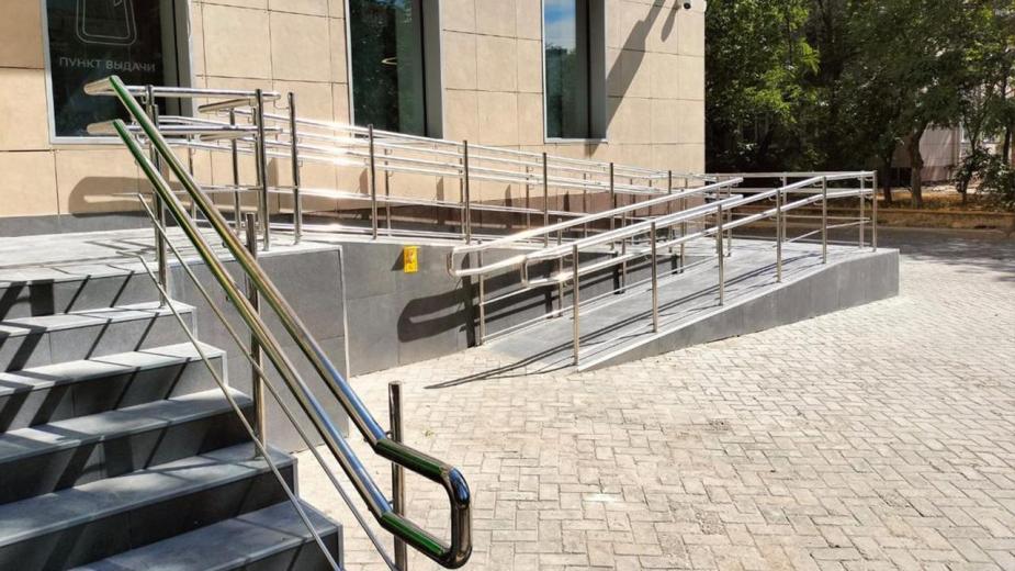 Пандус на входе в здание отделения Сбербанка с кнопкой вызова помощи для людей с инвалидностью