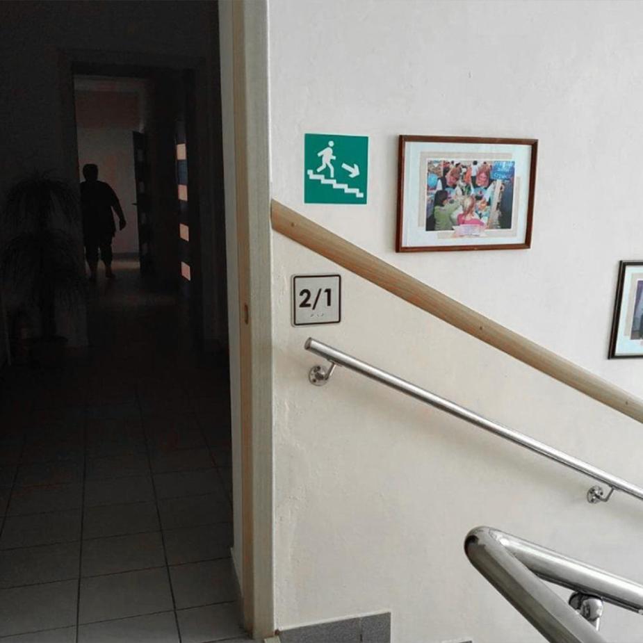 Поручни на лестницах устанавливаются в том числе для предотвращения травм во время экстренных ситуаций