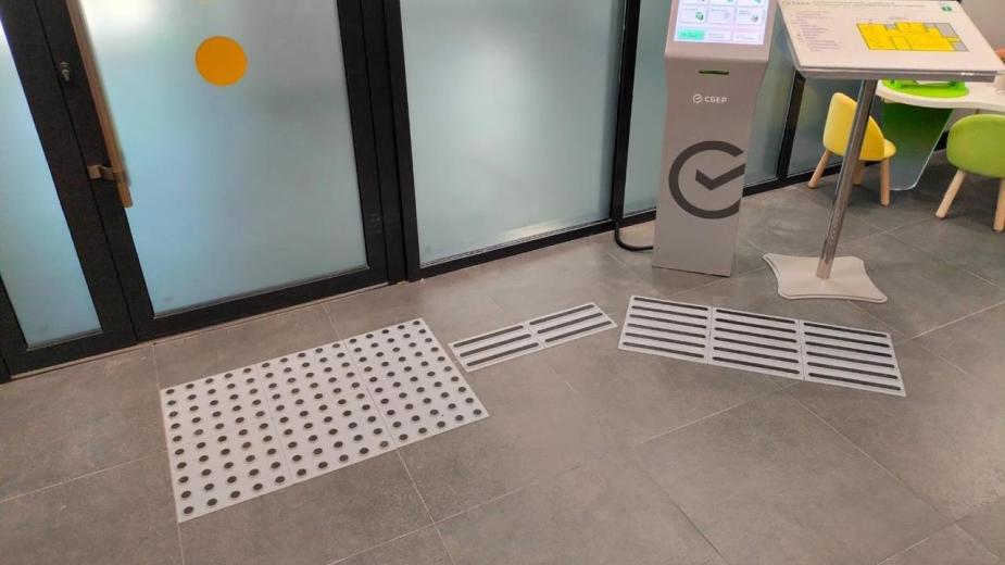 Тактильная плитка Тифлоцентра «Вертикаль» применяется во многих учреждениях России, включая отделения «Сбера»