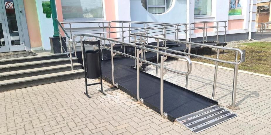 Пандус на выходе обязан иметь нескользящее покрытие и поручни, выступающие на 0,3 метра за край марша